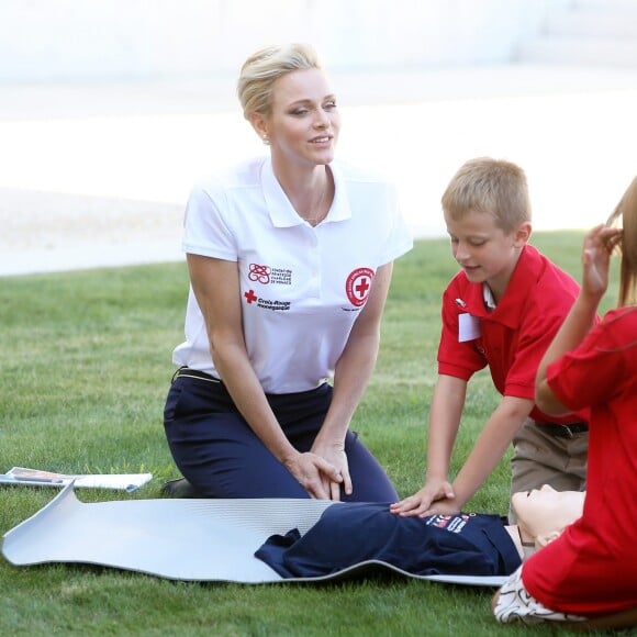La princesse Charlene de Monaco, ambassadrice de bonne volonté de l'ONU, a montré à des enfants les gestes qui sauvent le 9 septembre 2016 à Genève dans le cadre de la Journée mondiale des premiers secours organisée par la Fédération internationale des Sociétés de la Croix-Rouge et du Croissant-Rouge, en présence de son Secrétaire général Elhadj As Sy. © Dominique Jacovides / Bestimage