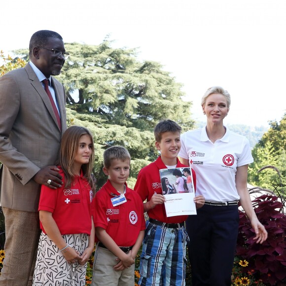 La princesse Charlene de Monaco, ambassadrice de bonne volonté de l'ONU, a montré à des enfants les gestes qui sauvent le 9 septembre 2016 à Genève dans le cadre de la Journée mondiale des premiers secours organisée par la Fédération internationale des Sociétés de la Croix-Rouge et du Croissant-Rouge, en présence de son Secrétaire général Elhadj As Sy. © Dominique Jacovides / Bestimage