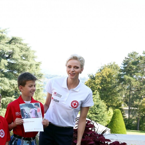 La princesse Charlene de Monaco, ambassadrice de bonne volonté de l'ONU, a montré à des enfants les gestes qui sauvent le 9 septembre 2016 à Genève dans le cadre de la Journée mondiale des premiers secours organisée par la Fédération internationale des Sociétés de la Croix-Rouge et du Croissant-Rouge, en présence de son Secrétaire général Elhadj As Sy. © Dominique Jacovides / Bestimage