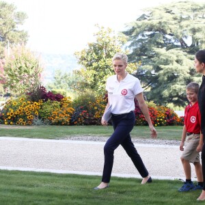 La princesse Charlene de Monaco, ambassadrice de bonne volonté de l'ONU, a montré à des enfants les gestes qui sauvent le 9 septembre 2016 à Genève dans le cadre de la Journée mondiale des premiers secours organisée par la Fédération internationale des Sociétés de la Croix-Rouge et du Croissant-Rouge, en présence de son Secrétaire général Elhadj As Sy. © Dominique Jacovides / Bestimage