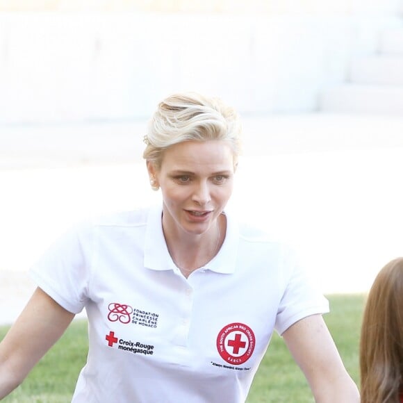 La princesse Charlene de Monaco, ambassadrice de bonne volonté de l'ONU, a montré à des enfants les gestes qui sauvent le 9 septembre 2016 à Genève dans le cadre de la Journée mondiale des premiers secours organisée par la Fédération internationale des Sociétés de la Croix-Rouge et du Croissant-Rouge, en présence de son Secrétaire général Elhadj As Sy. © Dominique Jacovides / Bestimage