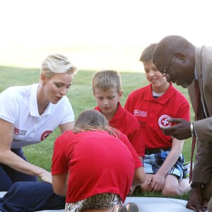 La princesse Charlene de Monaco, ambassadrice de bonne volonté de l'ONU, a montré à des enfants les gestes qui sauvent le 9 septembre 2016 à Genève dans le cadre de la Journée mondiale des premiers secours organisée par la Fédération internationale des Sociétés de la Croix-Rouge et du Croissant-Rouge, en présence de son Secrétaire général Elhadj As Sy. © Dominique Jacovides / Bestimage