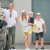 Reese Witherspoon et ses enfants, Deacon et Tennessee aux côtés de son mari Jim Toth à Los Angeles, le 1er mai 2016