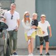 Reese Witherspoon et ses enfants, Deacon et Tennessee aux côtés de son mari Jim Toth à Los Angeles, le 1er mai 2016