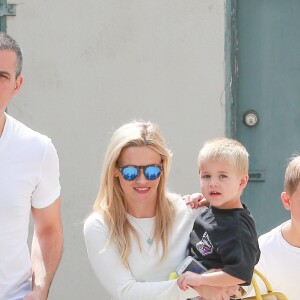 Reese Witherspoon et ses enfants, Deacon et Tennessee aux côtés de son mari Jim Toth à Los Angeles, le 1er mai 2016