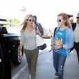 Reese Witherspoon et sa fille Ava Philippe à l'aéroport LAX de Los Angeles, le 25 juillet 2015 p