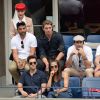 Oscar Isaac, Garrett Hedlund, Jon Hamm et Justin Bartha et sa femme Lia Smith dans la loge Emirates lors des demi-finales hommes à l'US Open à New York le 9 septembre 2016.