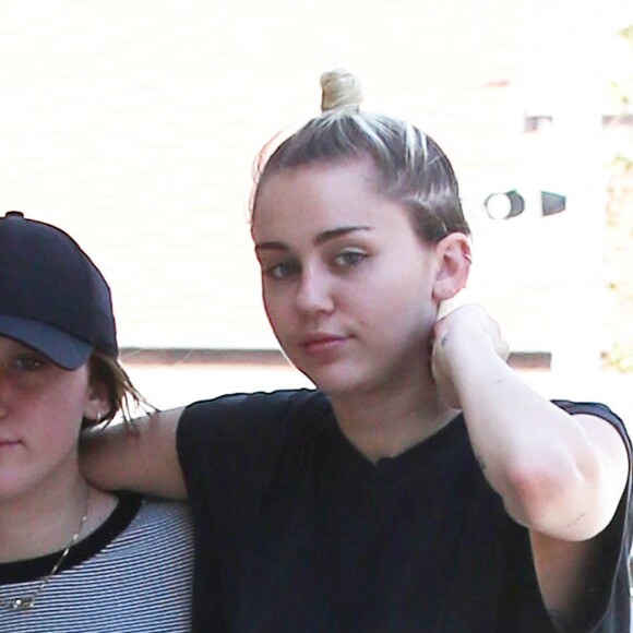 Miley Cyrus va déjeuner avec sa soeur Noah à Sherman Oaks, le 29 juillet 2015
