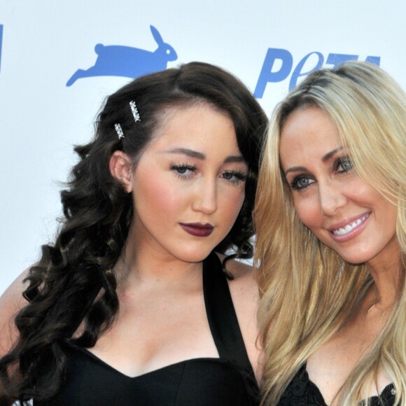 Noah Cyrus et sa mère Tish Cyrus lors du gala du 35ème anniversaire de la PETA au Hollywood Palladium à Hollywood, le 30 septembre 2015