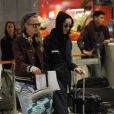 Cara Delevingne et sa compagne Annie Clark (St. Vincent) arrivent à l'aéroport Roissy-Charles-de-Gaulle à Roissy en France le 28 février 2016.