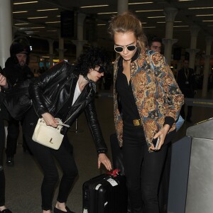 Cara Delevingne et sa compagne Annie Clark (St. Vincent) à Londres le 22 mars 2016.