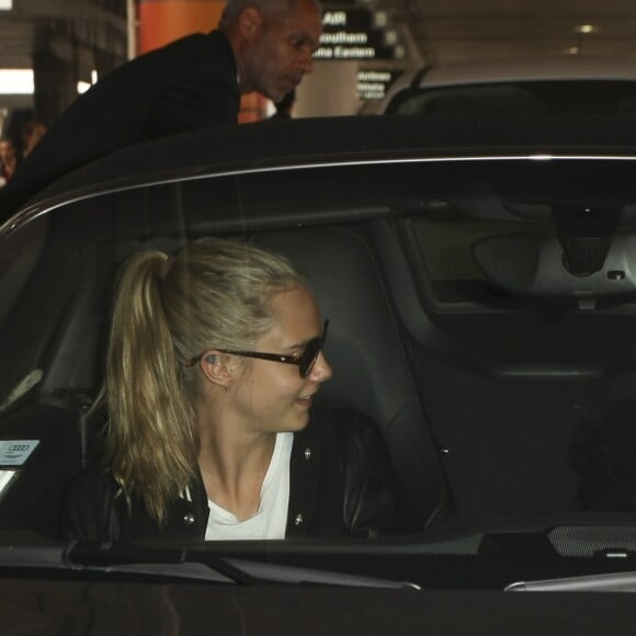 Cara Delevingne et Annie Clark (alias St. Vincent) à l'aéroport de LAX à Los Angeles, le 4 juin 2016 © CPA/Bestimage