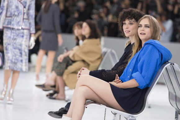 Annie Clark (St. Vincent) et Cara Delevingne - Défilé de mode "Chanel", collection prêt-à-porter printemps-été 2016, au Grand Palais à Paris. Le 6 octobre 2015.