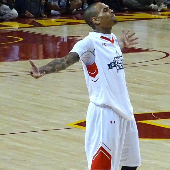 Chris Brown lors du match caritatif de basketball Power 106 All Stars à Los Angeles, le 11 septembre 2016.