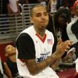 Chris Brown, les joueurs et spectateurs du Power 106 All Stars écoutent Tank interpréter l'hymne américain, The Star-Spangled Banner. Los Angeles, le 11 septembre 2016.
