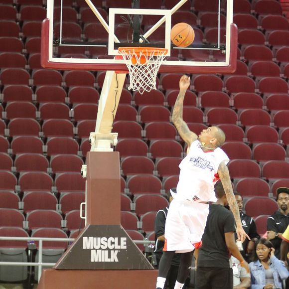 Chris Brown lors du match caritatif de basketball Power 106 All Stars à Los Angeles, le 11 septembre 2016.
