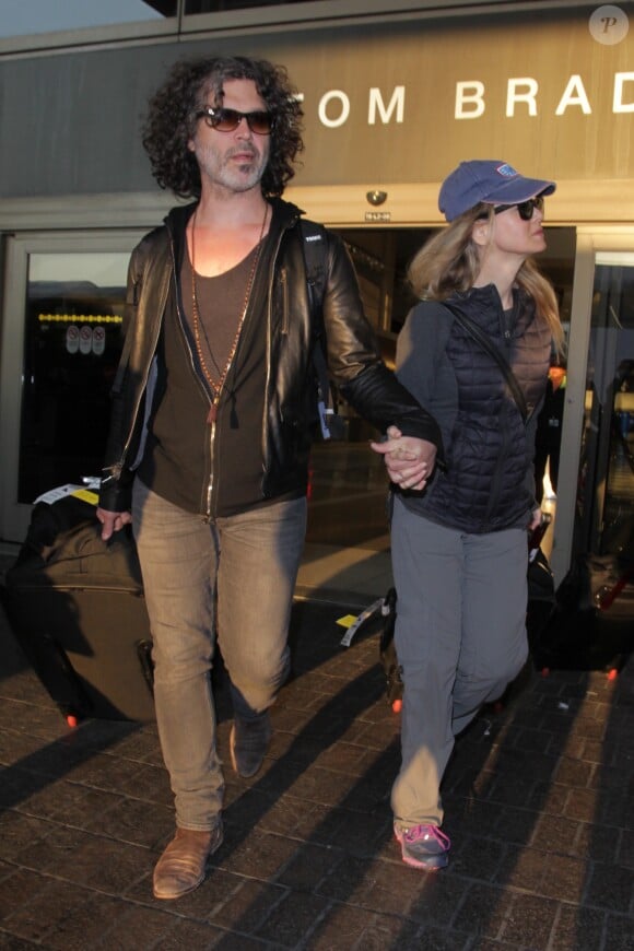 Renée Zellweger et son compagnon Doyle Bramhall II arrivent à l'aéroport LAX de Los Angeles le 24 août 2016.