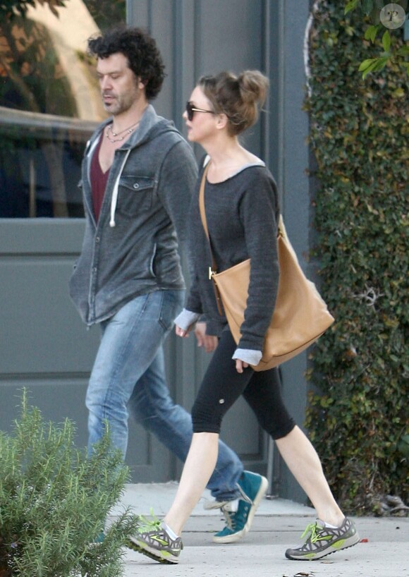 Exclusif - Renée Zellweger et son petit ami Doyle Bramhall se promenent à Los Angeles le 16 mars 2013.