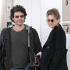 Renée Zellweger et son compagnon Doyle Bramhall II arrivent à l'aéroport LAX de Los Angeles pour prendre un avion. Le 10 février 2013