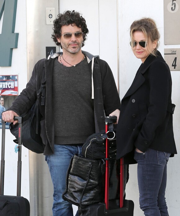 Renée Zellweger et son compagnon Doyle Bramhall II arrivent à l'aéroport LAX de Los Angeles pour prendre un avion. Le 10 février 2013