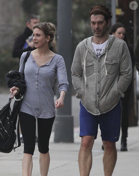 Exclusif - Renée Zellweger et son petit ami Doyle Bramhall vont faire du yoga à Los Angeles le 26 janvier 2013.