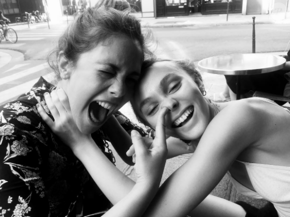 Alysson Paradis grimace avec sa nièce Lily-Rose Depp à Paris (photo postée le 13 septembre 2016).