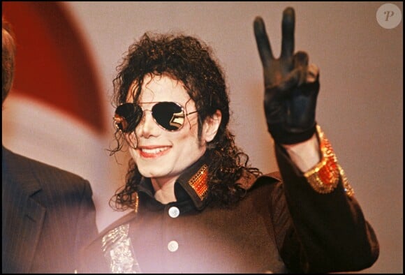 Michael Jackson à l'aéroport d'Heathrow à Londres, le 23 juin 1992