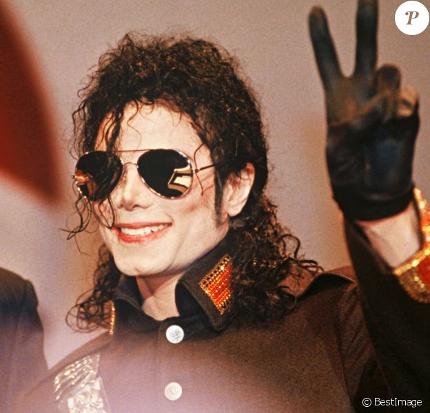 Michael Jackson à l'aéroport d'Heathrow à Londres, le 23 juin 1992