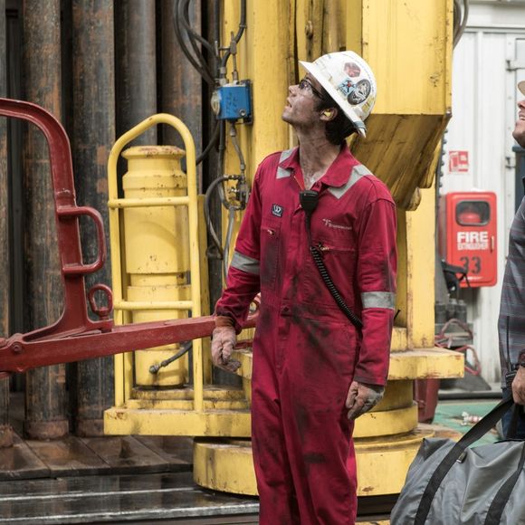 Dylan O'Brien et Mark Wahlberg dans Deepwater