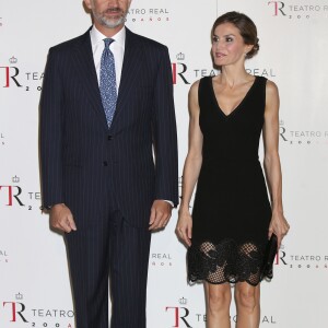 La reine Letizia d'Espagne, qui fêtait le 15 septembre 2016 son 44e anniversaire, prenait part ce soir-là avec son mari le roi Felipe VI à l'inauguration de la saison de l'Opéra (Teatro Real) de Madrid, avec Otello de Verdi.