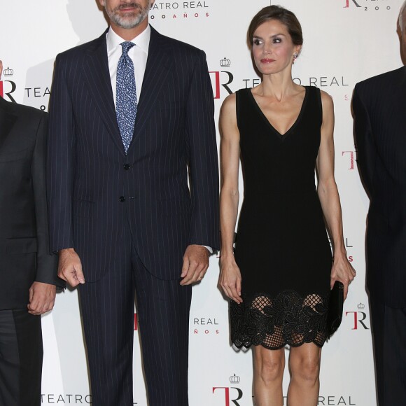 La reine Letizia d'Espagne, qui fêtait le 15 septembre 2016 son 44e anniversaire, prenait part ce soir-là avec son mari le roi Felipe VI à l'inauguration de la saison de l'Opéra (Teatro Real) de Madrid, avec Otello de Verdi.