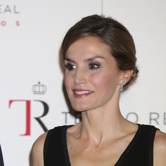 La reine Letizia d'Espagne, qui fêtait le 15 septembre 2016 son 44e anniversaire, prenait part ce soir-là avec son mari le roi Felipe VI à l'inauguration de la saison de l'Opéra (Teatro Real) de Madrid, avec Otello de Verdi.