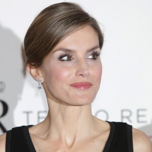 La reine Letizia d'Espagne, qui fêtait le 15 septembre 2016 son 44e anniversaire, prenait part ce soir-là avec son mari le roi Felipe VI à l'inauguration de la saison de l'Opéra (Teatro Real) de Madrid, avec Otello de Verdi.