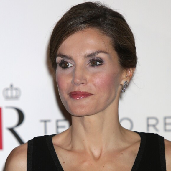 La reine Letizia d'Espagne, qui fêtait le 15 septembre 2016 son 44e anniversaire, prenait part ce soir-là avec son mari le roi Felipe VI à l'inauguration de la saison de l'Opéra (Teatro Real) de Madrid, avec Otello de Verdi.