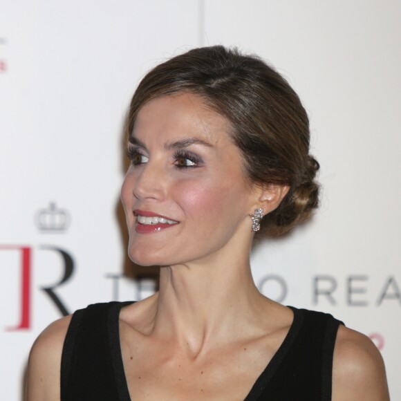 La reine Letizia d'Espagne, qui fêtait le 15 septembre 2016 son 44e anniversaire, prenait part ce soir-là avec son mari le roi Felipe VI à l'inauguration de la saison de l'Opéra (Teatro Real) de Madrid, avec Otello de Verdi.