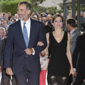 Letizia d'Espagne, qui fêtait le 15 septembre 2016 son 44e anniversaire, prenait part ce soir-là avec son mari le roi Felipe VI à l'inauguration de la saison de l'Opéra (Teatro Real) de Madrid, avec Otello de Verdi.