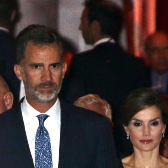 La reine Letizia d'Espagne, qui fêtait le 15 septembre 2016 son 44e anniversaire, prenait part ce soir-là avec son mari le roi Felipe VI à l'inauguration de la saison de l'Opéra (Teatro Real) de Madrid, avec Otello de Verdi.