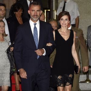 La reine Letizia d'Espagne, qui fêtait le 15 septembre 2016 son 44e anniversaire, prenait part ce soir-là avec son mari le roi Felipe VI à l'inauguration de la saison de l'Opéra (Teatro Real) de Madrid, avec Otello de Verdi.