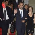  La reine Letizia d'Espagne, qui fêtait le 15 septembre 2016 son 44e anniversaire, prenait part ce soir-là avec son mari le roi Felipe VI à l'inauguration de la saison de l'Opéra (Teatro Real) de Madrid, avec Otello de Verdi. 