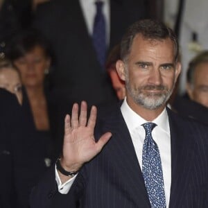 La reine Letizia d'Espagne, qui fêtait le 15 septembre 2016 son 44e anniversaire, prenait part ce soir-là avec son mari le roi Felipe VI à l'inauguration de la saison de l'Opéra (Teatro Real) de Madrid, avec Otello de Verdi.