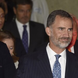 La reine Letizia d'Espagne, qui fêtait le 15 septembre 2016 son 44e anniversaire, prenait part ce soir-là avec son mari le roi Felipe VI à l'inauguration de la saison de l'Opéra (Teatro Real) de Madrid, avec Otello de Verdi.