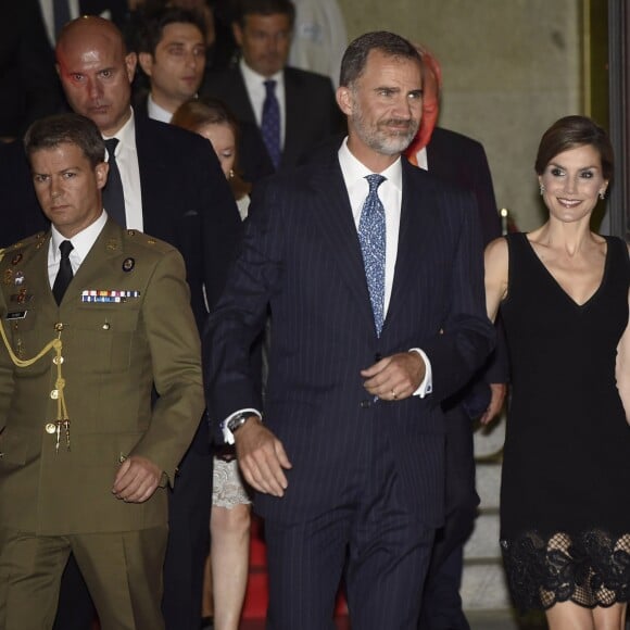 La reine Letizia d'Espagne, qui fêtait le 15 septembre 2016 son 44e anniversaire, prenait part ce soir-là avec son mari le roi Felipe VI à l'inauguration de la saison de l'Opéra (Teatro Real) de Madrid, avec Otello de Verdi.