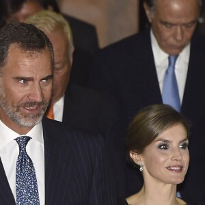 La reine Letizia d'Espagne, qui fêtait le 15 septembre 2016 son 44e anniversaire, prenait part ce soir-là avec son mari le roi Felipe VI à l'inauguration de la saison de l'Opéra (Teatro Real) de Madrid, avec Otello de Verdi.