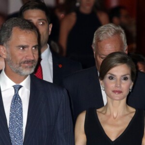 La reine Letizia d'Espagne, qui fêtait le 15 septembre 2016 son 44e anniversaire, prenait part ce soir-là avec son mari le roi Felipe VI à l'inauguration de la saison de l'Opéra (Teatro Real) de Madrid, avec Otello de Verdi.