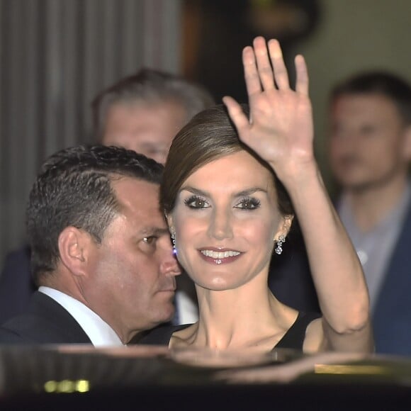 La reine Letizia d'Espagne, qui fêtait le 15 septembre 2016 son 44e anniversaire, prenait part ce soir-là avec son mari le roi Felipe VI à l'inauguration de la saison de l'Opéra (Teatro Real) de Madrid, avec Otello de Verdi.