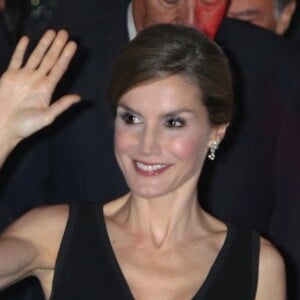 La reine Letizia d'Espagne, qui fêtait le 15 septembre 2016 son 44e anniversaire, prenait part ce soir-là avec son mari le roi Felipe VI à l'inauguration de la saison de l'Opéra (Teatro Real) de Madrid, avec Otello de Verdi.