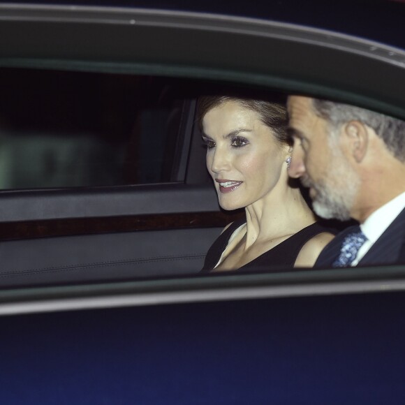 La reine Letizia d'Espagne, qui fêtait le 15 septembre 2016 son 44e anniversaire, prenait part ce soir-là avec son mari le roi Felipe VI à l'inauguration de la saison de l'Opéra (Teatro Real) de Madrid, avec Otello de Verdi.