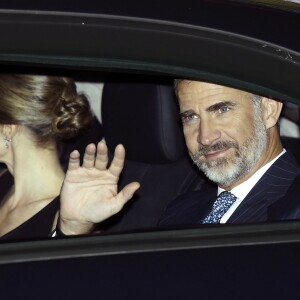 La reine Letizia d'Espagne, qui fêtait le 15 septembre 2016 son 44e anniversaire, prenait part ce soir-là avec son mari le roi Felipe VI à l'inauguration de la saison de l'Opéra (Teatro Real) de Madrid, avec Otello de Verdi.