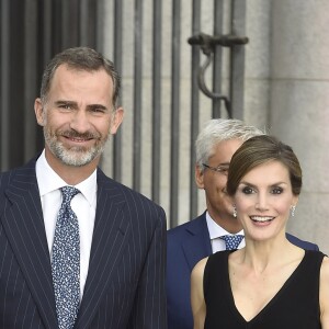 La reine Letizia d'Espagne, qui fêtait le 15 septembre 2016 son 44e anniversaire, prenait part ce soir-là avec son mari le roi Felipe VI à l'inauguration de la saison de l'Opéra (Teatro Real) de Madrid, avec Otello de Verdi.