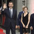  La reine Letizia d'Espagne, qui fêtait ce jour-là son 44e anniversaire, prenait part le 15 septembre 2016 avec son mari le roi Felipe VI à l'inauguration de la saison de l'Opéra (Teatro Real) de Madrid, avec Otello de Verdi. 